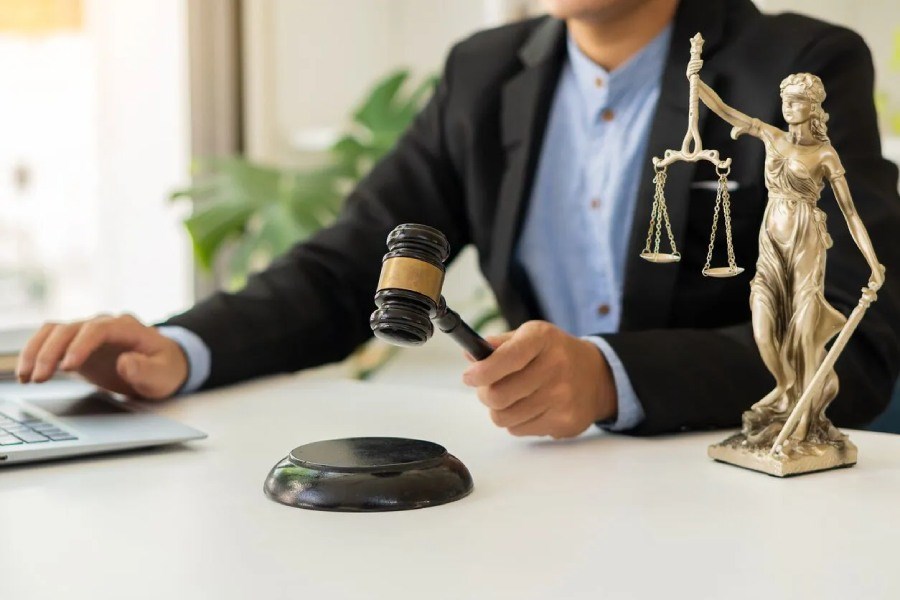 وکیل مشهد را چگونه انتخاب کنیم؟ | معرفی سایت حقوقیِ انتخاب وکیل